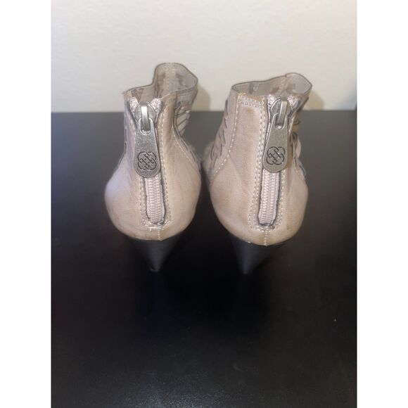 Daisy Fuentes Women's Acha Cutout Peep Toe Booties in Warm White Size 6 - Picture 3 of 8